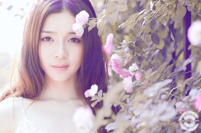 暖色系萌妹子吊带裙迷人写真
