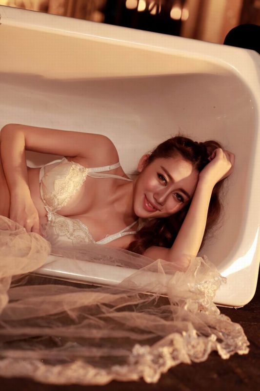 惊艳美女性感诱人私房照