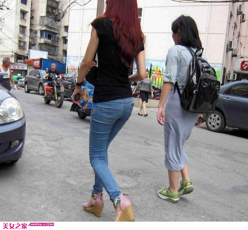 红发牛仔裤美女迷人街拍