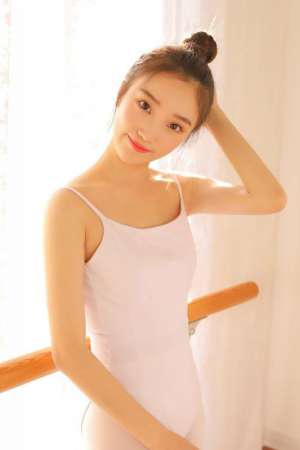 舞蹈女孩连体操服白丝丰韵身材福利写真
