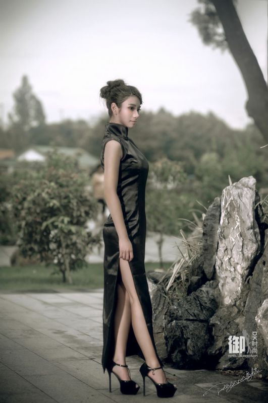 古典旗袍美女荷塘月色中唯美写真图片