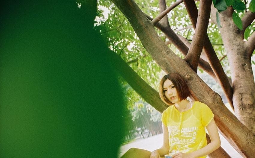 清新萌妹子甜美户外拍摄