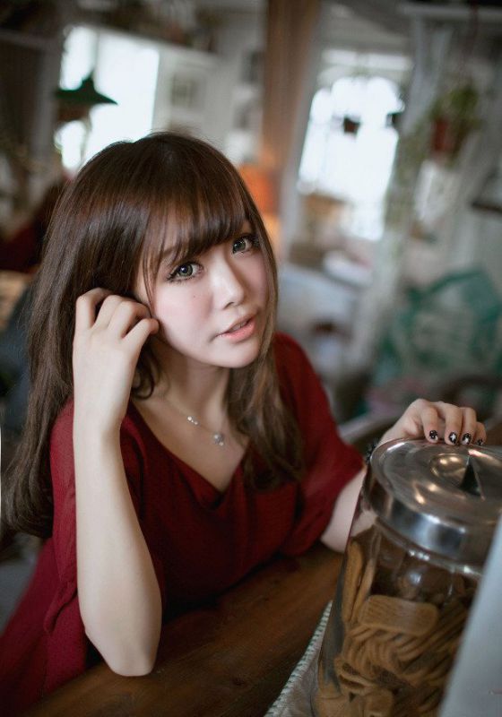 红衣萌妹子闲暇下午时光写真拍摄