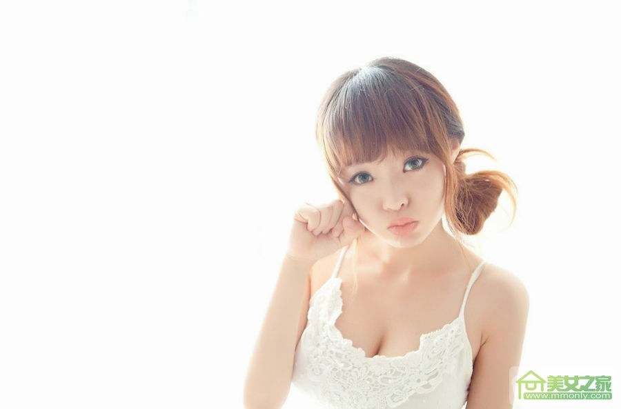 清纯小萝莉柳侑绮吊带睡衣爆乳写真