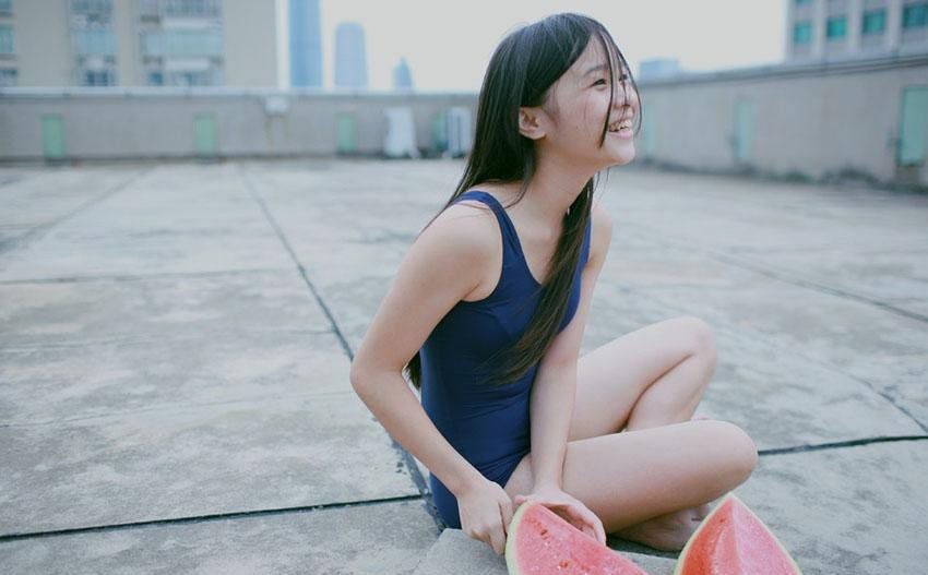 清新萌妹子蓝色紧身比基尼私房照