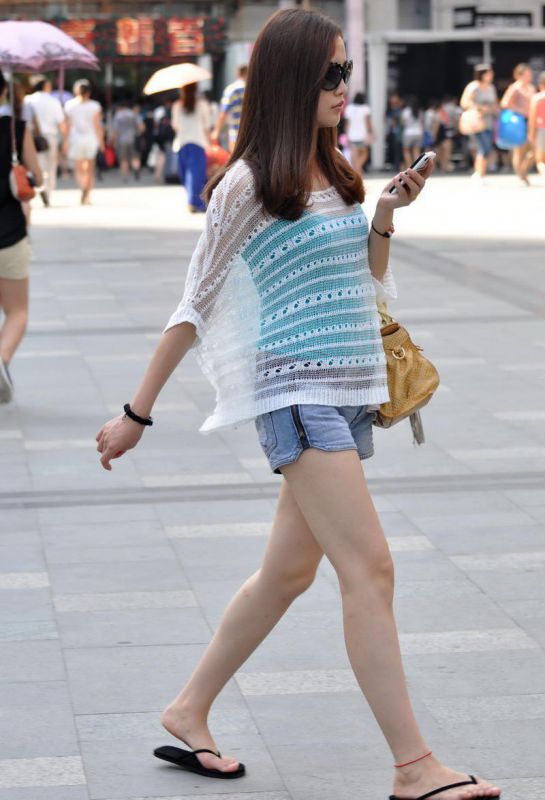 街拍美女时尚热裤美腿图片