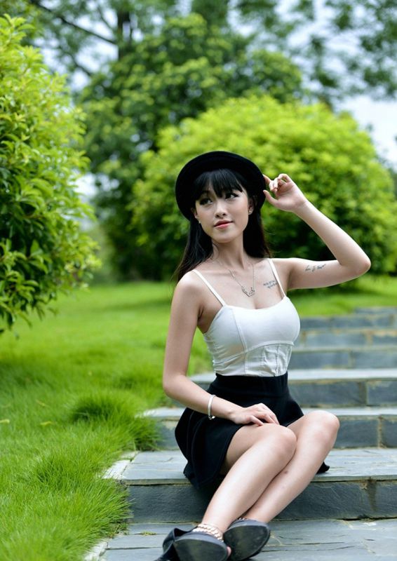 吊带短裙校花小清新迷人写真