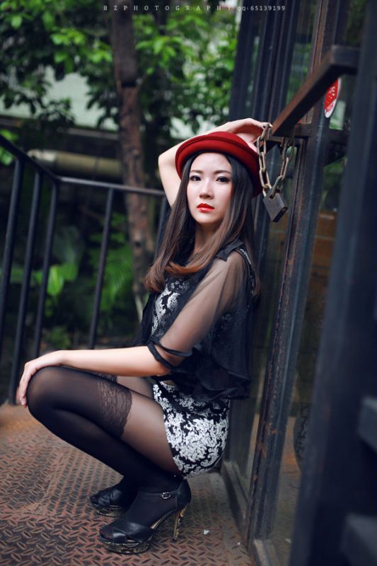混血美女性感黑丝街拍照