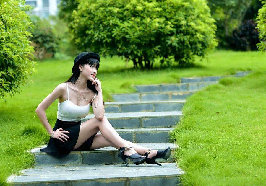 吊带短裙校花小清新迷人写真