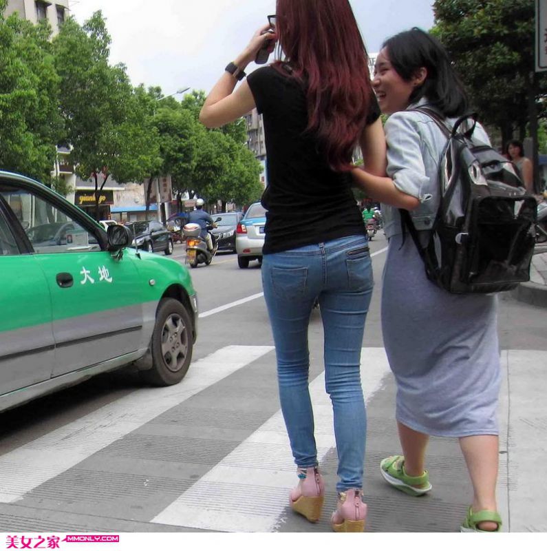 红发牛仔裤美女迷人街拍