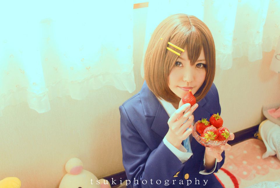 轻音少女cosplay写真显甜美笑容