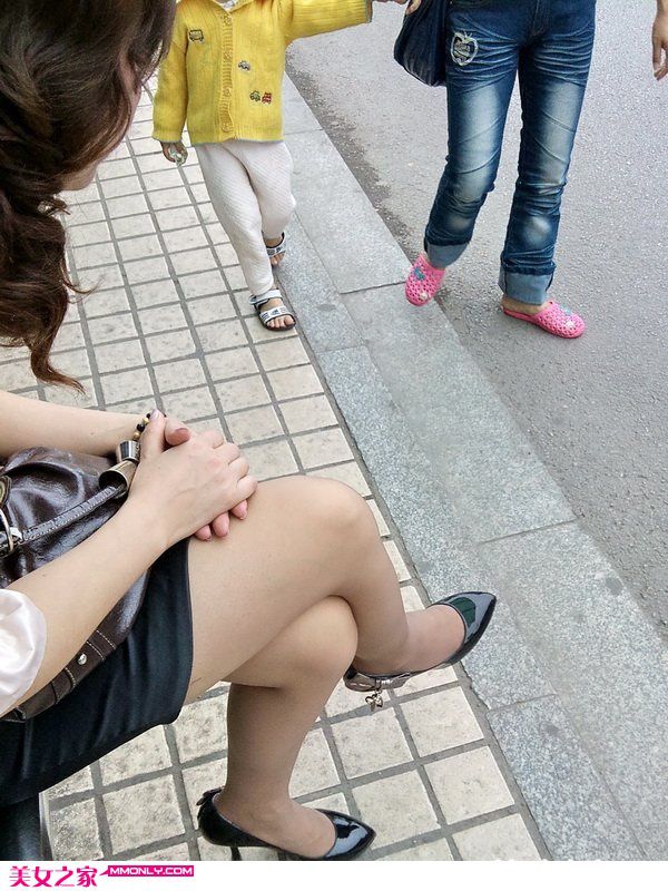 街拍公交车站短裙美女高清写真
