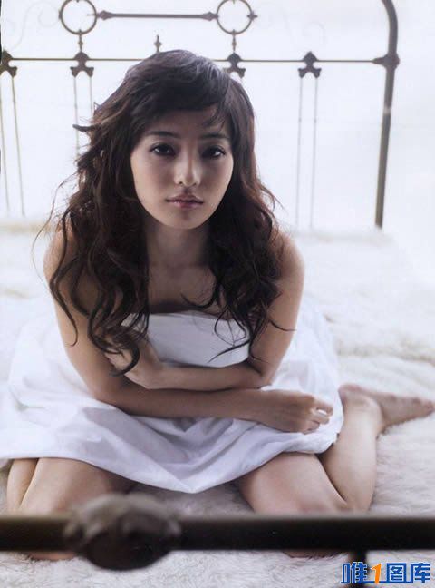 韩国当红女星韩彩英街拍图片
