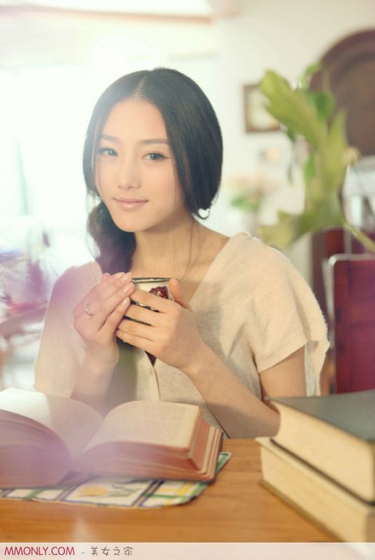 校园萌妹子清纯可爱写真
