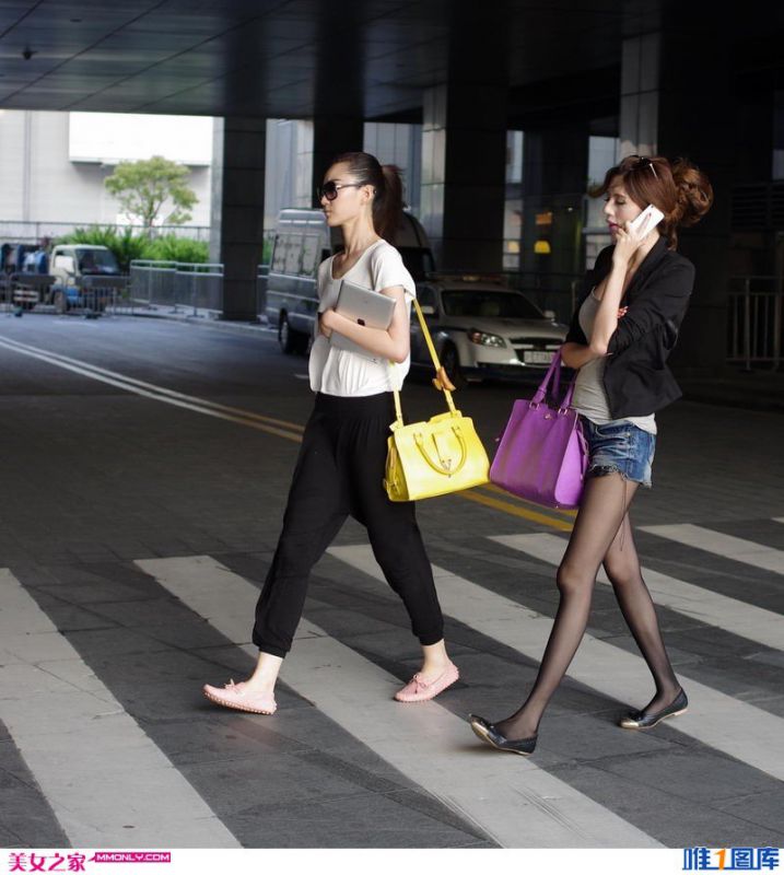 街拍丝袜模特身材MM高清图片