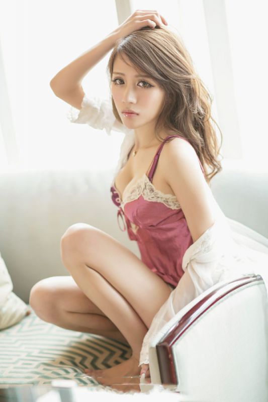 萌妹子私房睡衣大秀迷人爆乳
