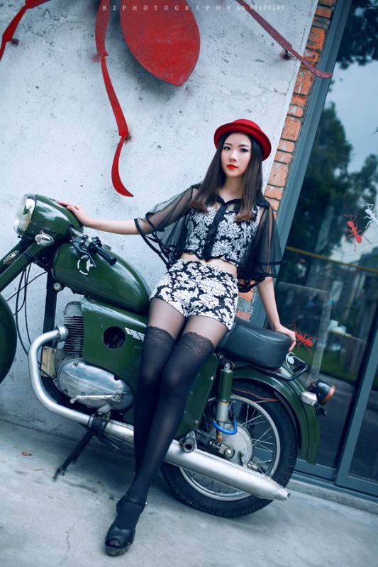 混血美女性感黑丝街拍照