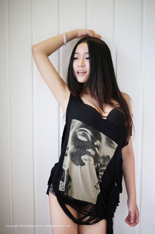 俏皮女孩妩媚私房大秀爆乳