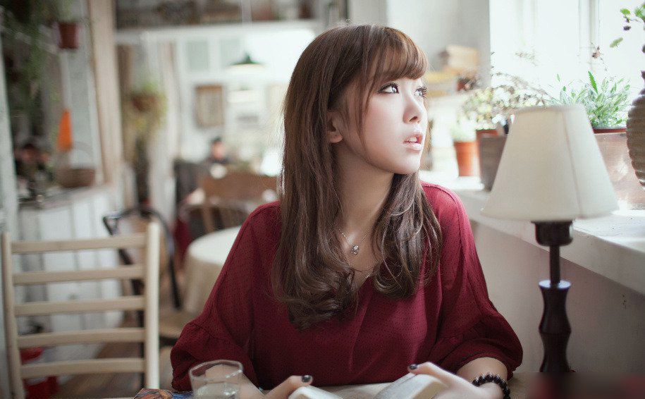 红衣萌妹子闲暇下午时光写真拍摄
