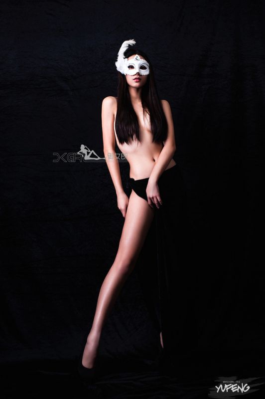 超性感美女秀长腿显迷人曲线