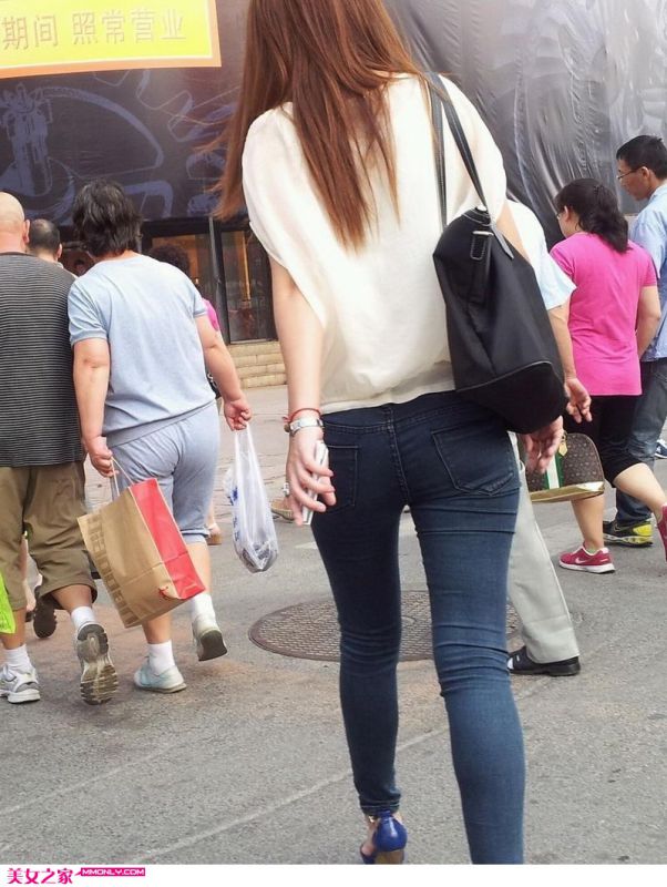 街拍黑牛仔裤美女背影图片