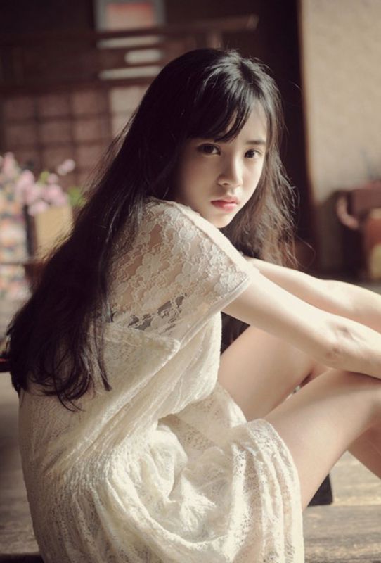 白色蕾丝裙萌妹子清纯写真