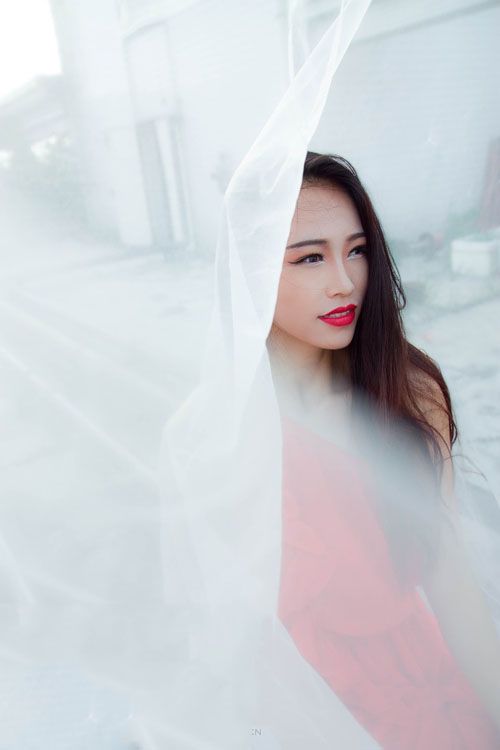 白纱红裙美女性感诱惑写真