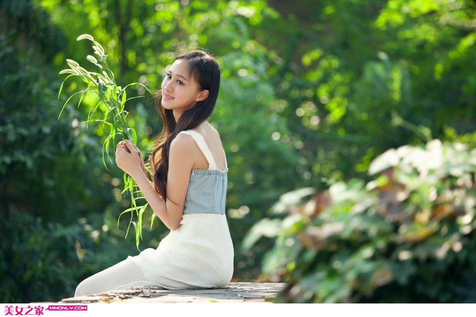 清纯气质美女露露迷人户外写真