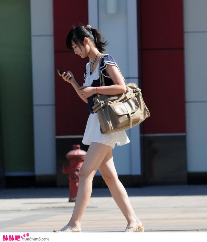 夏日短裙美女街头诱惑写真
