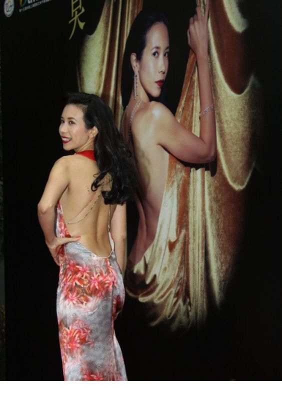 莫文蔚裸背高叉长裙露美腿写真