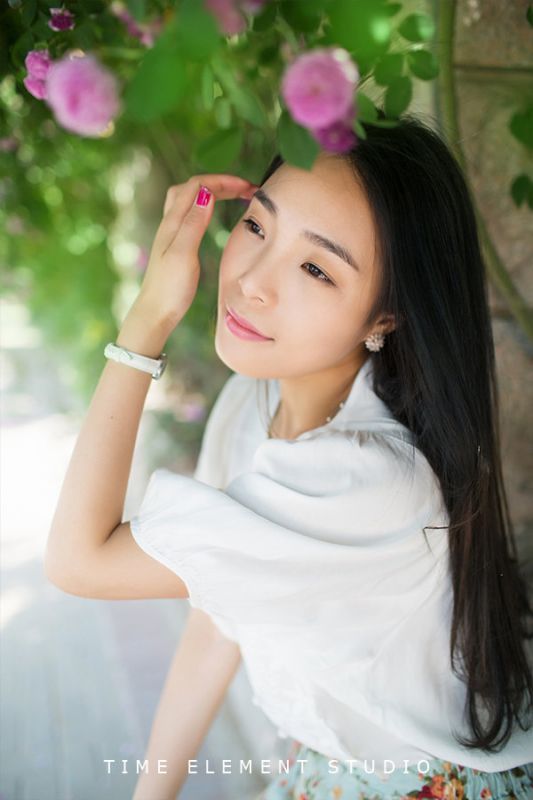 玫瑰花海校花清新迷人写真
