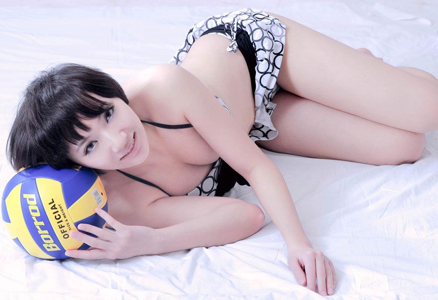 萌妹子韩媛媛紧身裙秀大胸美臀写真