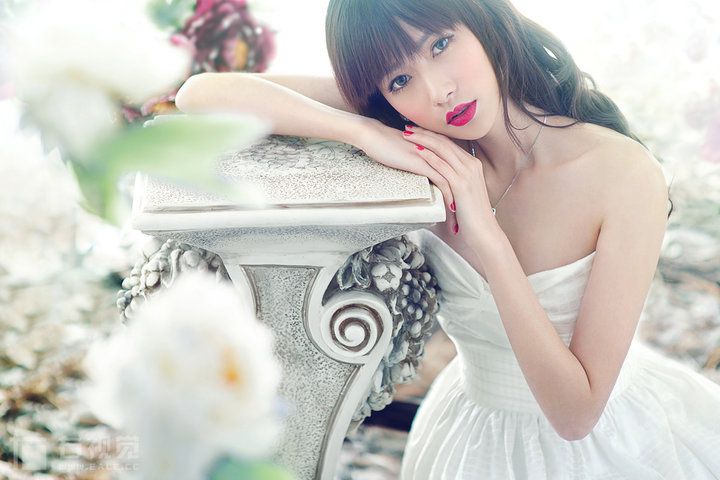 花丛中的大胸萌妹子性感写真
