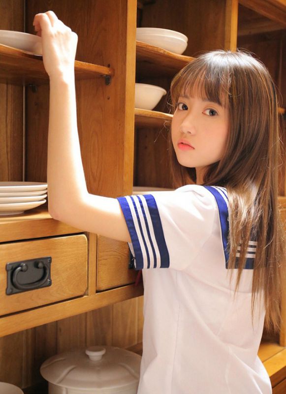 日本清纯校园制服学生妹黑丝美腿诱惑人体艺术写真