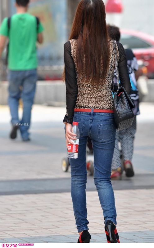 街拍牛仔裤美女豹纹上衣性感美丽