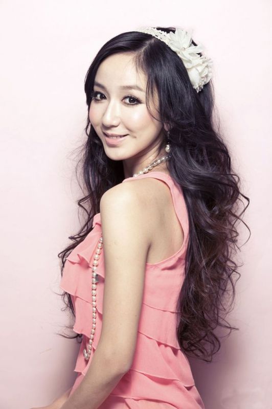 娄艺潇甜美可人高清写真