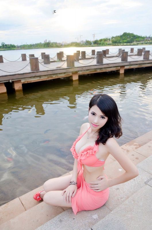 性感大胸美女妖娆户外写真