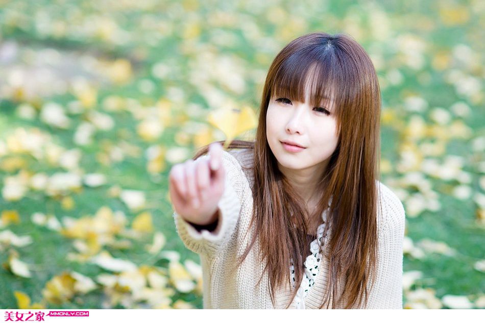 90后清纯萝莉冬日迷人写真