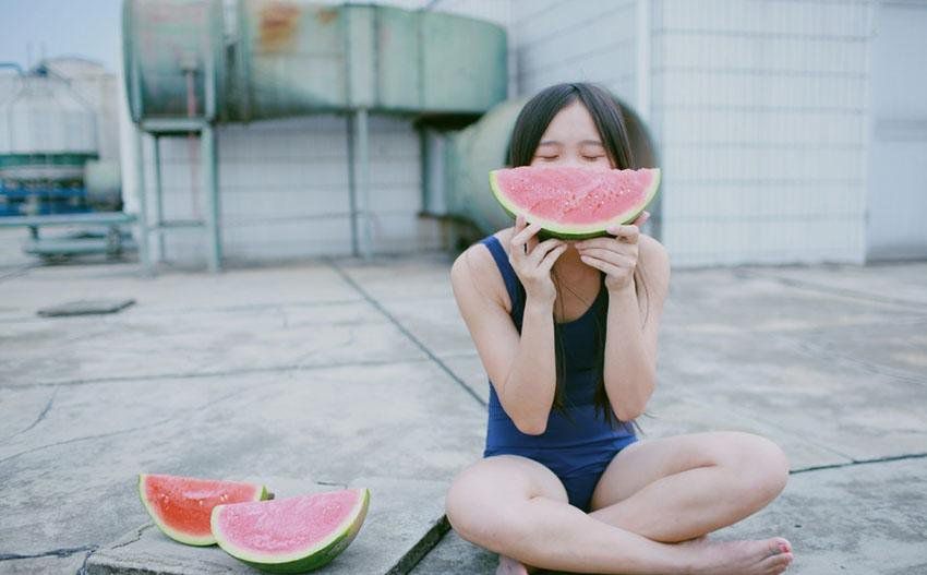 清新萌妹子蓝色紧身比基尼私房照