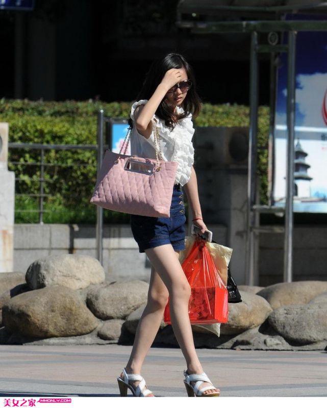 夏日时尚美女街头迷人写真