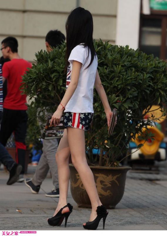 街拍时尚短裤美女高清写真