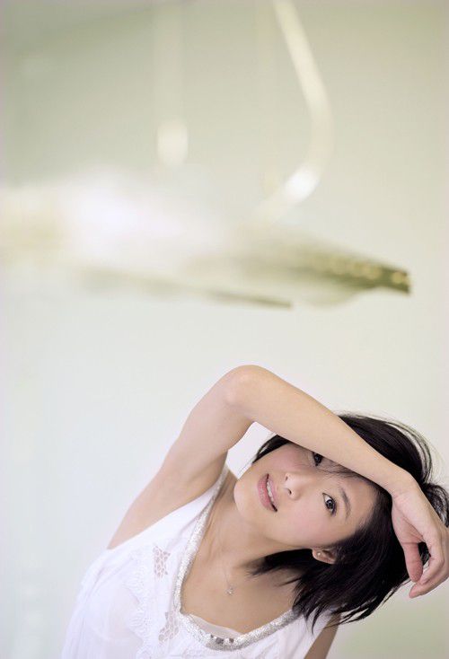 苏慧伦裹胸短裙迷人写真