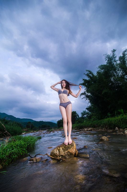 比基尼美女紫婷清溪雪肌迷人写真