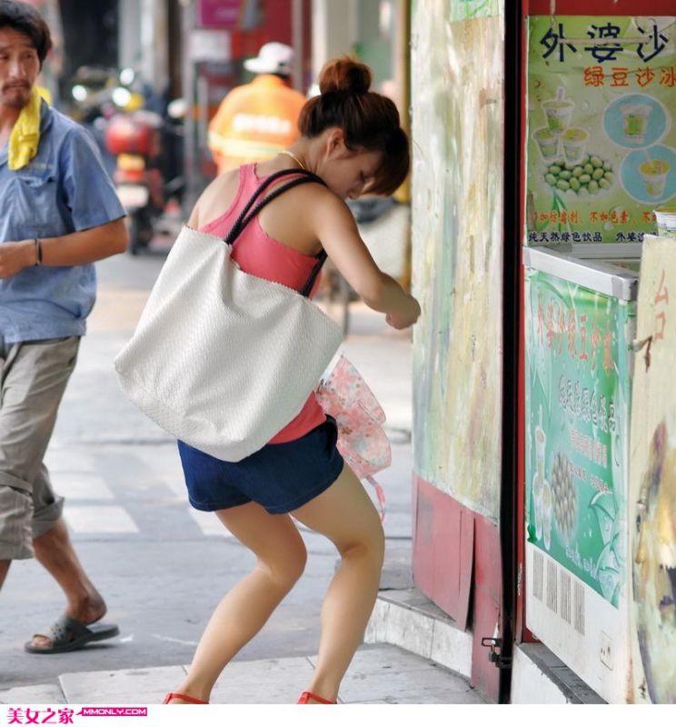 清纯美女捡东西街拍图集