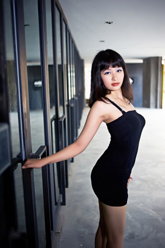 性感黑裙美女高清写真
