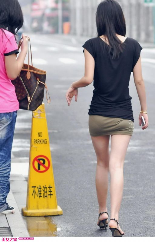身材超正点的短裙MM街拍写真