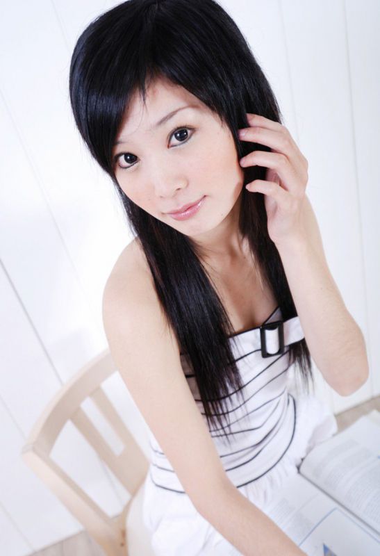 裹胸短裙萌妹子室内写真
