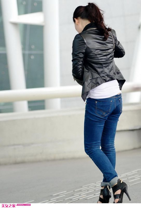 牛仔裤高跟美女街边美拍