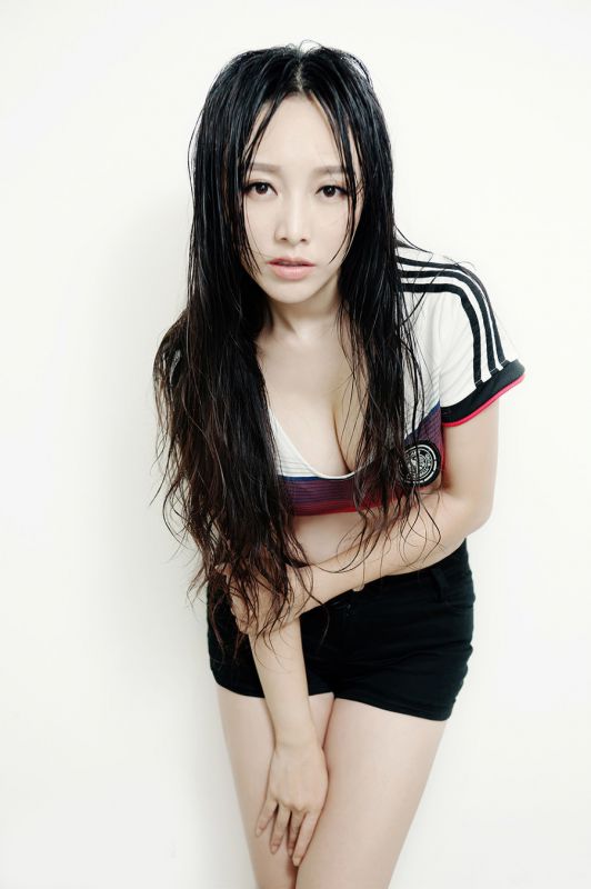 清纯美女韩一菲化身足球宝贝秀丰满大胸