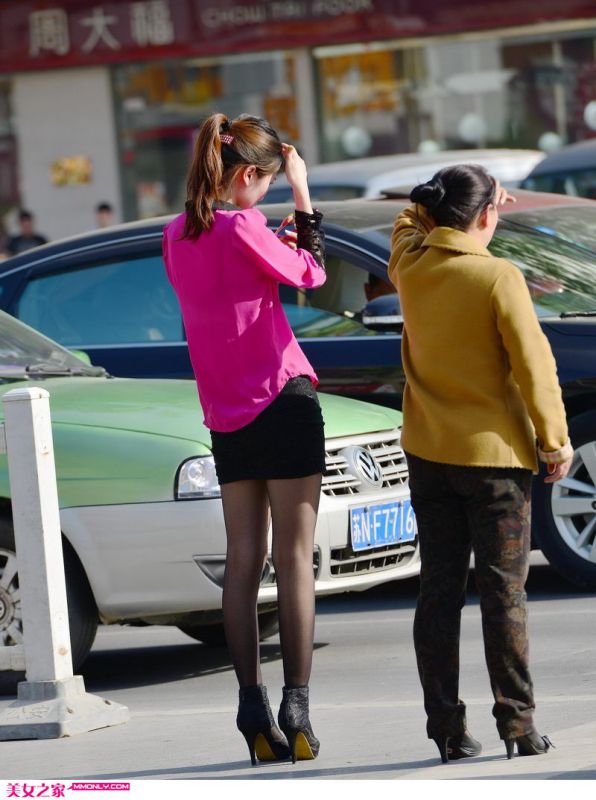 街拍靓丽紧身短裙丝袜美女